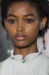 detail-defile-valentino-printemps-ete-2017-paris-detail-56.thumb.jpg.c30965dca65a281faeb0a15cdd7132ec.jpg