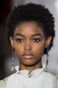 detail-defile-valentino-printemps-ete-2017-paris-detail-57.thumb.jpg.c6939a98f870d7dacd033c92dae880d7.jpg