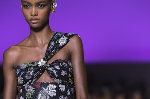 detail-defile-versace-printemps-ete-2019-milan-detail-140.thumb.jpg.ccc0bf7f6611d3a90c7ae493f36dfbcb.jpg