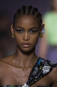 detail-defile-versace-printemps-ete-2019-milan-detail-222.thumb.jpg.ace6f65a69e7c786d05ec1a9810ac95d.jpg