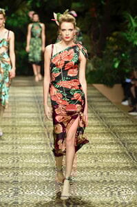 dolce-and-gabbana-ss20-0119-3187bc.thumb.jpg.ad63e263d0eaf2283b917558579409b5.jpg