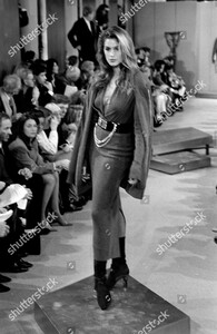 donna-karan-fall-1992-ready-to-wear-runway-show-new-york-shutterstock-editorial-10453686hy.jpg