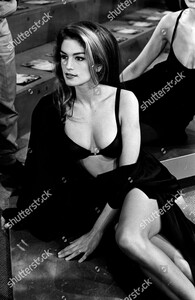 donna-karan-fall-1992-ready-to-wear-runway-show-new-york-shutterstock-editorial-10453686li.jpg