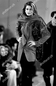 donna-karan-fall-1992-ready-to-wear-runway-show-new-york-shutterstock-editorial-10453686oh.jpg