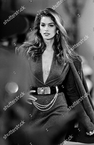 donna-karan-fall-1992-ready-to-wear-runway-show-new-york-shutterstock-editorial-10453686pa.jpg