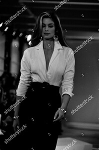 donna-karan-spring-1992-ready-to-wear-runway-show-new-york-shutterstock-editorial-10434011je.jpg