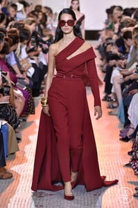 elie-saab-caw18-0037-a070bb.thumb.jpg.6d6bc527c0f59d96b158fe0943c38ef7.jpg