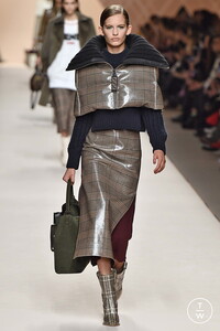 fendi-aw18-0002-159fa5.thumb.jpg.5e7808fe3080ee4b2f41ccddb4a92713.jpg