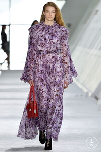 giambattista-valli-aw19-0020-7284ea.thumb.jpg.cd061e6fda7cf9b102bcb0d204fbe444.jpg