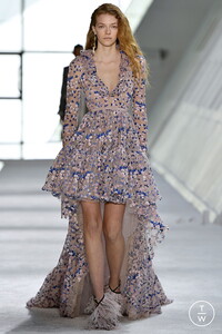 giambattista-valli-aw19-0053-827081.thumb.jpg.e00f3e5b7668b258f957ad261d9c312b.jpg