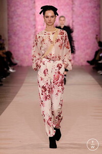 giambattista-valli-aw20-0003-56e9de.thumb.jpg.7c7d6556e4138206c0e646bd871ebbc0.jpg