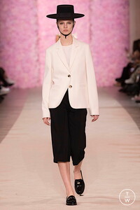 giambattista-valli-aw20-0023-e3b4c7.thumb.jpg.b041f7cd1c2140b563b6ca3833c1f0ec.jpg