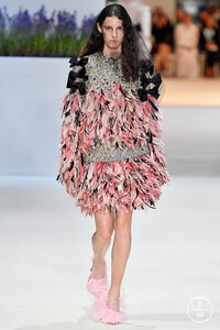 giambattista-valli-caw18-0002-40b29b.thumb.jpg.c6826a2f782b7386378411253f5d2215.jpg