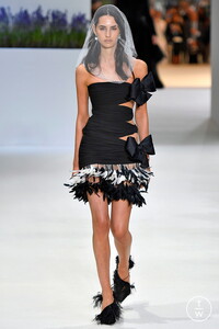 giambattista-valli-caw18-0008-635126.thumb.jpg.5c10291fdce971a4dce5126caba0a612.jpg