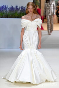 giambattista-valli-caw18-0038-22fad9.thumb.jpg.4fdd023d6008e56a6b2b075fa540978e.jpg
