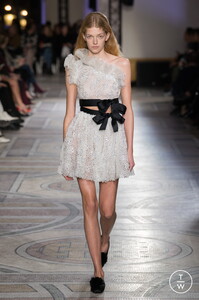 giambattista-valli-haute-couture-14-look-8-cc8f2e.thumb.jpg.34a173d2231f0f31e82f9754d6a48b94.jpg
