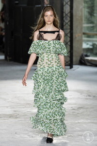 giambattista-valli-ss18-0037-b41158.thumb.jpg.daf2289608e2964cefb96a627cad7ebb.jpg