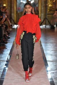 giambattistavalli-x-hm-event-runway-nowfashion-0819-1571952195.thumb.jpg.de6f57257f12693e78cbe229ca45a74c.jpg