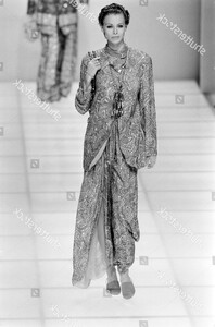 giorgio-armani-spring-1994-ready-to-wear-runway-show-shutterstock-editorial-10453729en.jpg