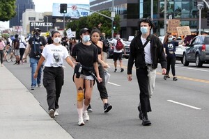 halsey-protesting-in-west-hollywood-05-30-2020-11.jpg