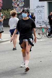 halsey-protesting-in-west-hollywood-05-30-2020-12.jpg