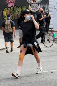 halsey-protesting-in-west-hollywood-05-30-2020-14.jpg