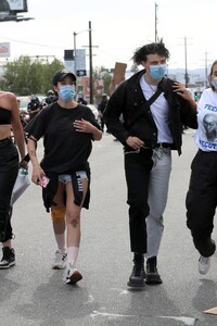 halsey-protesting-in-west-hollywood-05-30-2020-16.jpg