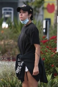 halsey-protesting-in-west-hollywood-05-30-2020-5.jpg