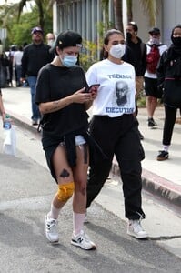 halsey-protesting-in-west-hollywood-05-30-2020-7.jpg
