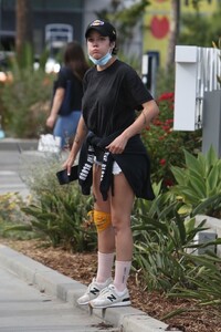 halsey-protesting-in-west-hollywood-05-30-2020-9.jpg
