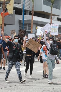 halsey-protesting-with-yungblud-in-hollywood-06-02-2020-0.jpg