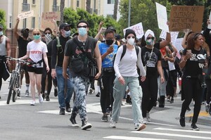 halsey-protesting-with-yungblud-in-hollywood-06-02-2020-2.jpg