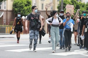 halsey-protesting-with-yungblud-in-hollywood-06-02-2020-4.jpg