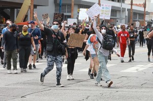 halsey-protesting-with-yungblud-in-hollywood-06-02-2020-8.jpg