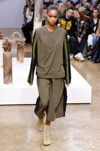 j-w-anderson-aw18-0006-206783.thumb.jpg.c7a500d31b1b50be2e637dc9b1510811.jpg