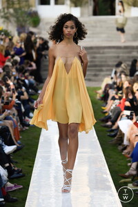 jacquemus-ss19-look-36-87391f.thumb.jpg.1108038637b96a945423c38059d1c234.jpg