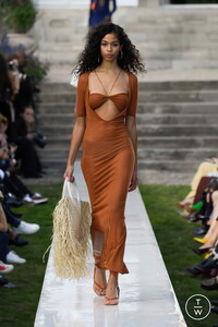 jacquemus-ss19-look-9-29408b.thumb.jpg.dc02c7f583864c11612006a8a2e9c02c.jpg