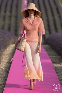 jacquemus-ss20-039-9877b5.thumb.jpg.098382a9b9c6bfbcec552bc84b510ef4.jpg