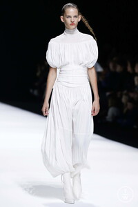 jil-sander-aw18-0012-5c51a8.thumb.jpg.122409acfc7b14f01b99879e22042fdd.jpg