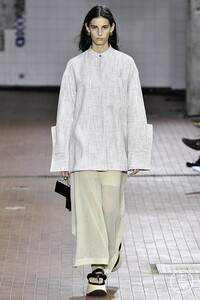 jil-sander-ss19-0019-c6b3e0.thumb.jpg.337fdf5a674a2bd116d805394aeac904.jpg