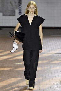 jil-sander-ss19-0048-778f07.thumb.jpg.f1bac8f3614beff14eb2b4f396b14d86.jpg