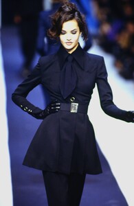 karl-lagerfeld-fw-1992.thumb.jpg.6799f17dd8981c3518967a563247d336.jpg