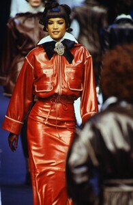 karl-lagerfeld-fw-1992.thumb.jpg.dceffe9665449eb39dcd4a204f8aeec9.jpg