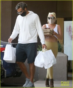 lady-gaga-michael-polansky-pick-up-italian-for-dinner-01.jpg