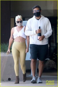 lady-gaga-michael-polansky-pick-up-italian-for-dinner-02.jpg