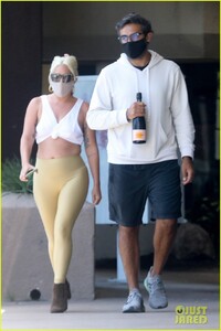 lady-gaga-michael-polansky-pick-up-italian-for-dinner-08.jpg