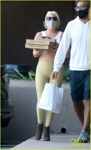 lady-gaga-michael-polansky-pick-up-italian-for-dinner-10.jpg