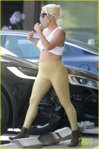 lady-gaga-michael-polansky-pick-up-italian-for-dinner-15.jpg