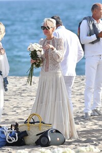 laeticia-hallyday-celebrates-johnny-hallyday-s-birthday-at-a-beach-in-malibu-06-15-2020-0.jpg