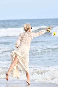 laeticia-hallyday-celebrates-johnny-hallyday-s-birthday-at-a-beach-in-malibu-06-15-2020-10.jpg